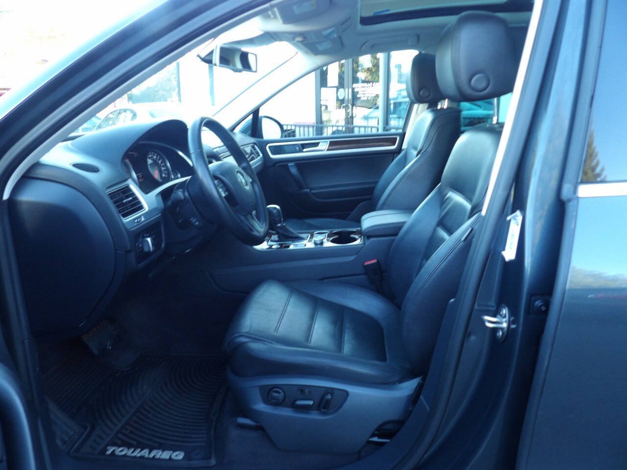 Used 2016 Volkswagen Touareg VR6 AWD/4WD image 9