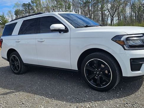 Used 2023 Ford Expedition Limited image 3