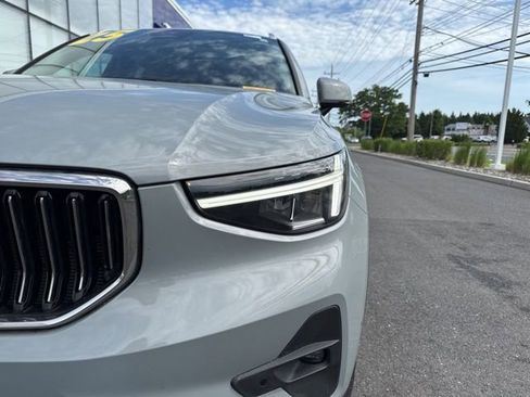 Certified 2025 Volvo XC40 B5 Plus AWD/4WD image 8