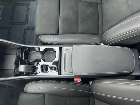 Certified 2025 Volvo XC40 B5 Plus AWD/4WD image 30