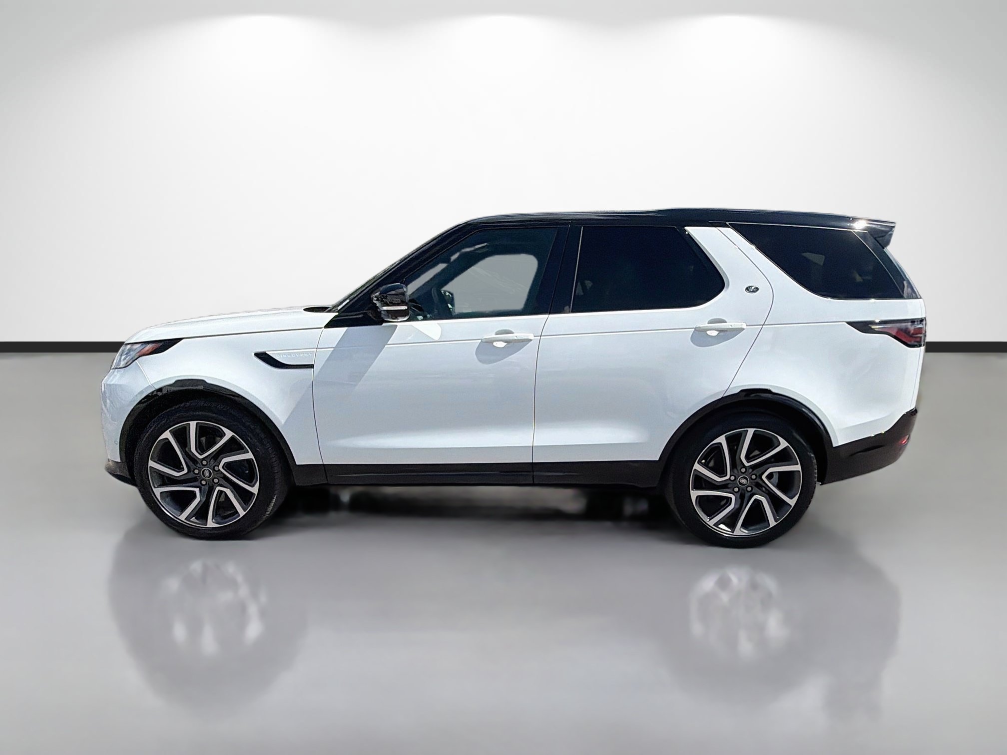 Used 2025 Land Rover Discovery Dynamic SE AWD/4WD image 2