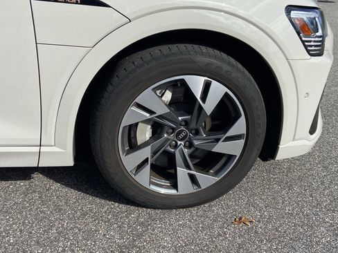 Used 2022 Audi e-tron Premium w/ Convenience Plus Package image 12