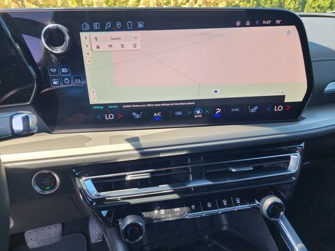 Used 2025 Chevrolet Traverse LT image 33