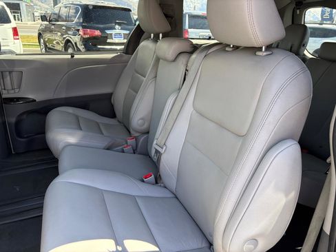 Used 2020 Toyota Sienna XLE w/ XLE Navigation Package FWD image 9