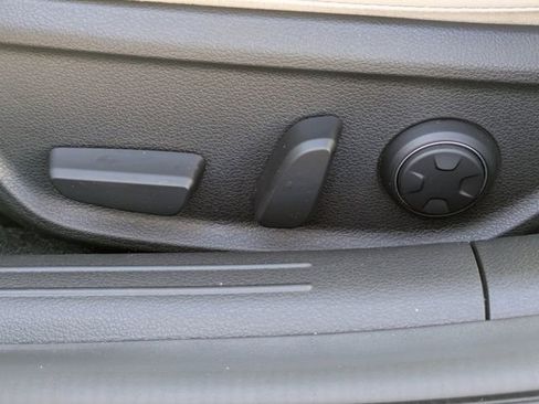 Used 2025 Genesis G70 2.5T image 17