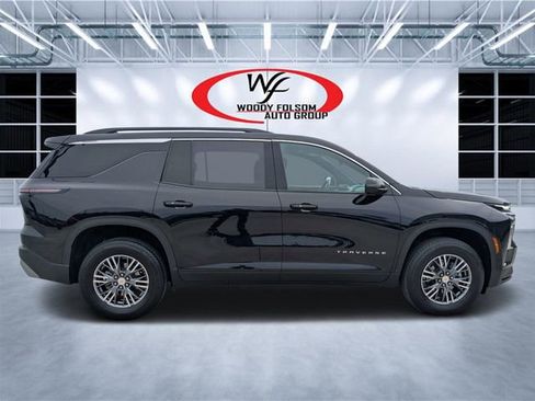 Used 2025 Chevrolet Traverse LT FWD image 2