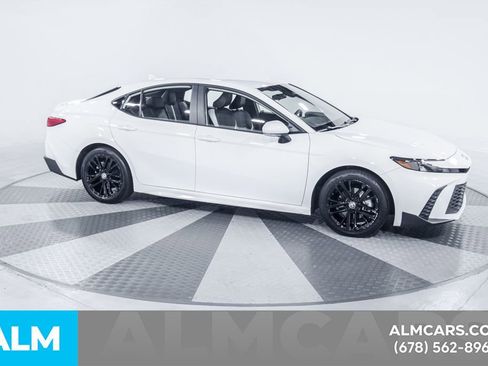 Used 2025 Toyota Camry SE image 13