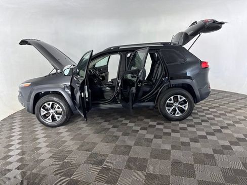 Used 2017 Jeep Cherokee Trailhawk w/ Cold Weather Group AWD/4WD image 11