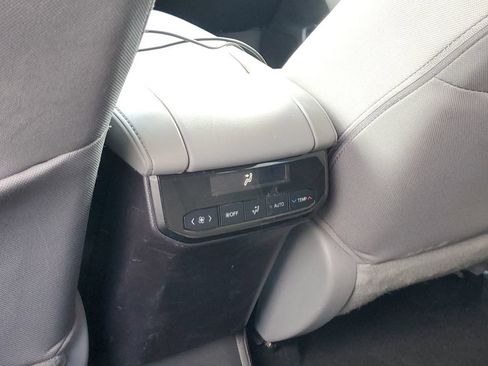 Used 2021 Toyota Highlander LE FWD image 12