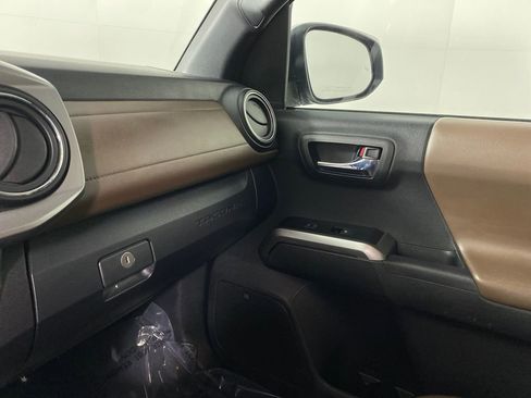 Certified 2022 Toyota Tacoma Limited image 24