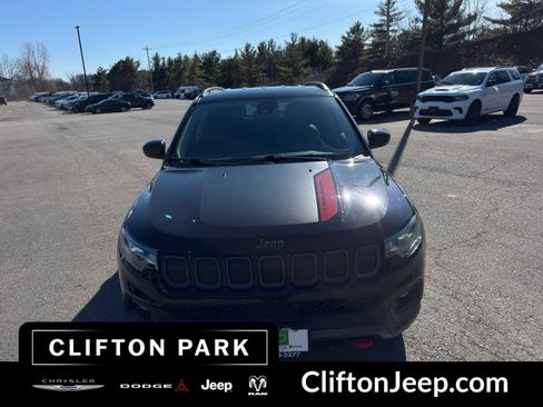 Used 2022 Jeep Compass Trailhawk w/ Trailhawk Convenience Group AWD/4WD image 2