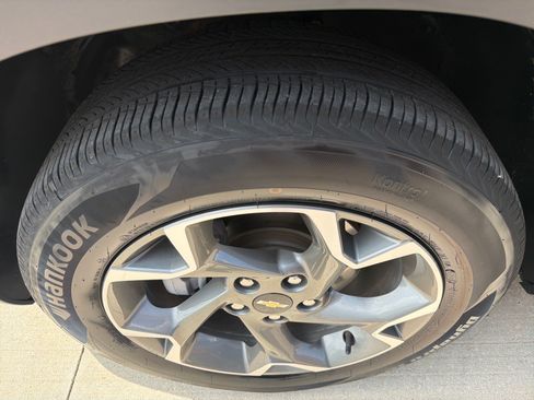 Used 2025 Chevrolet Trax LT w/ LT Convenience Package FWD image 10