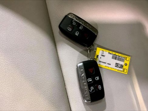 Used 2017 Jaguar XE Premium image 14