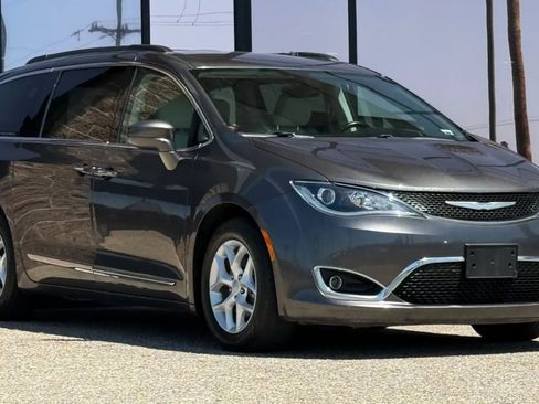 Used 2017 Chrysler Pacifica Touring-L w/ Tire & Wheel Group FWD image 17