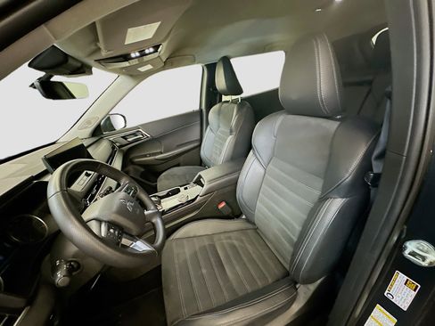 Used 2025 Mitsubishi Outlander SE image 13