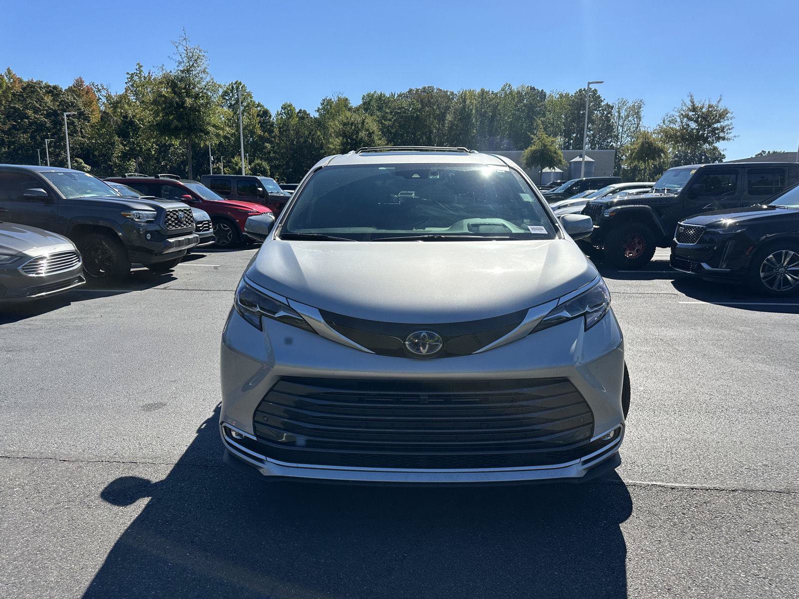 Used 2025 Toyota Sienna Platinum FWD image 3