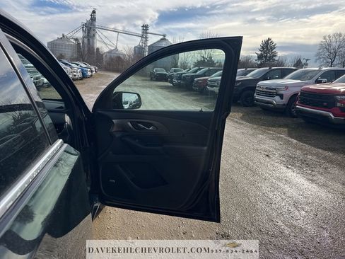Used 2023 Chevrolet Traverse Premier image 60
