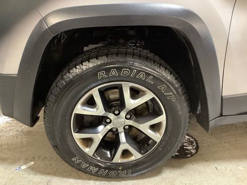 Used 2014 Jeep Cherokee Trailhawk w/ Leather Interior Group image 10