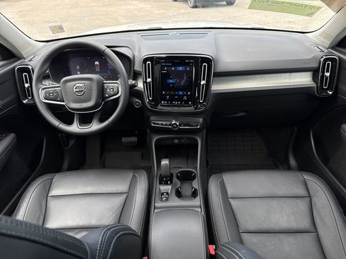 Used 2024 Volvo XC40 B5 Core image 5