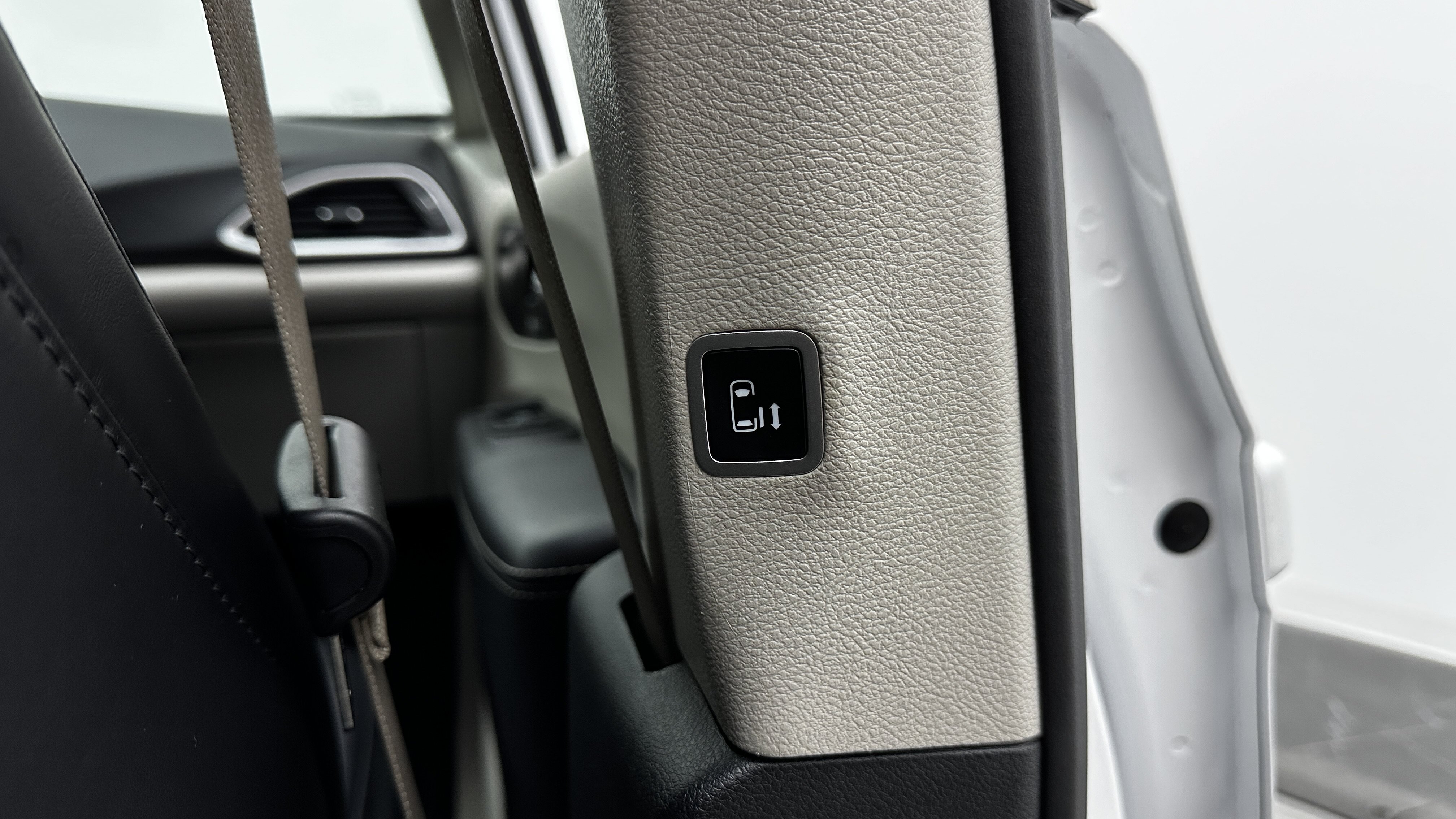 Used 2024 Chrysler Pacifica Touring-L FWD image 33