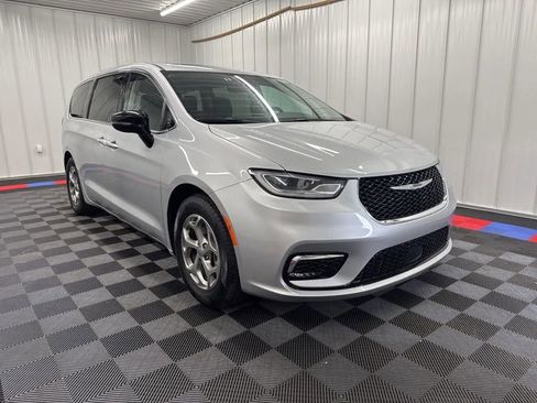 Used 2024 Chrysler Pacifica Limited FWD image 2