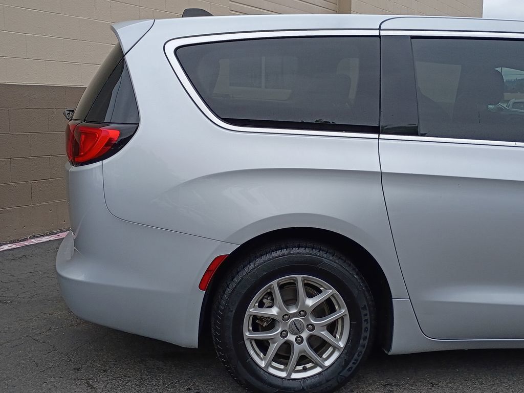 Used 2024 Chrysler Voyager LX FWD image 4