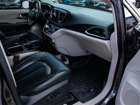 Used 2017 Chrysler Pacifica Touring-L Plus image 25