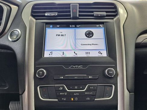 Used 2019 Ford Fusion SE FWD image 15