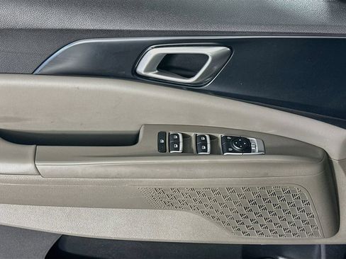 Used 2025 Kia Carnival FWD image 23