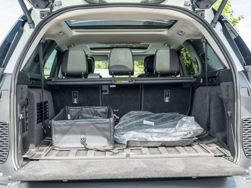 Certified 2024 Land Rover Discovery S image 38