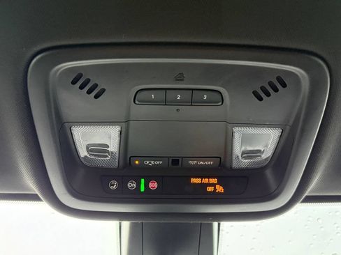 Used 2023 Chevrolet Traverse LT FWD image 18