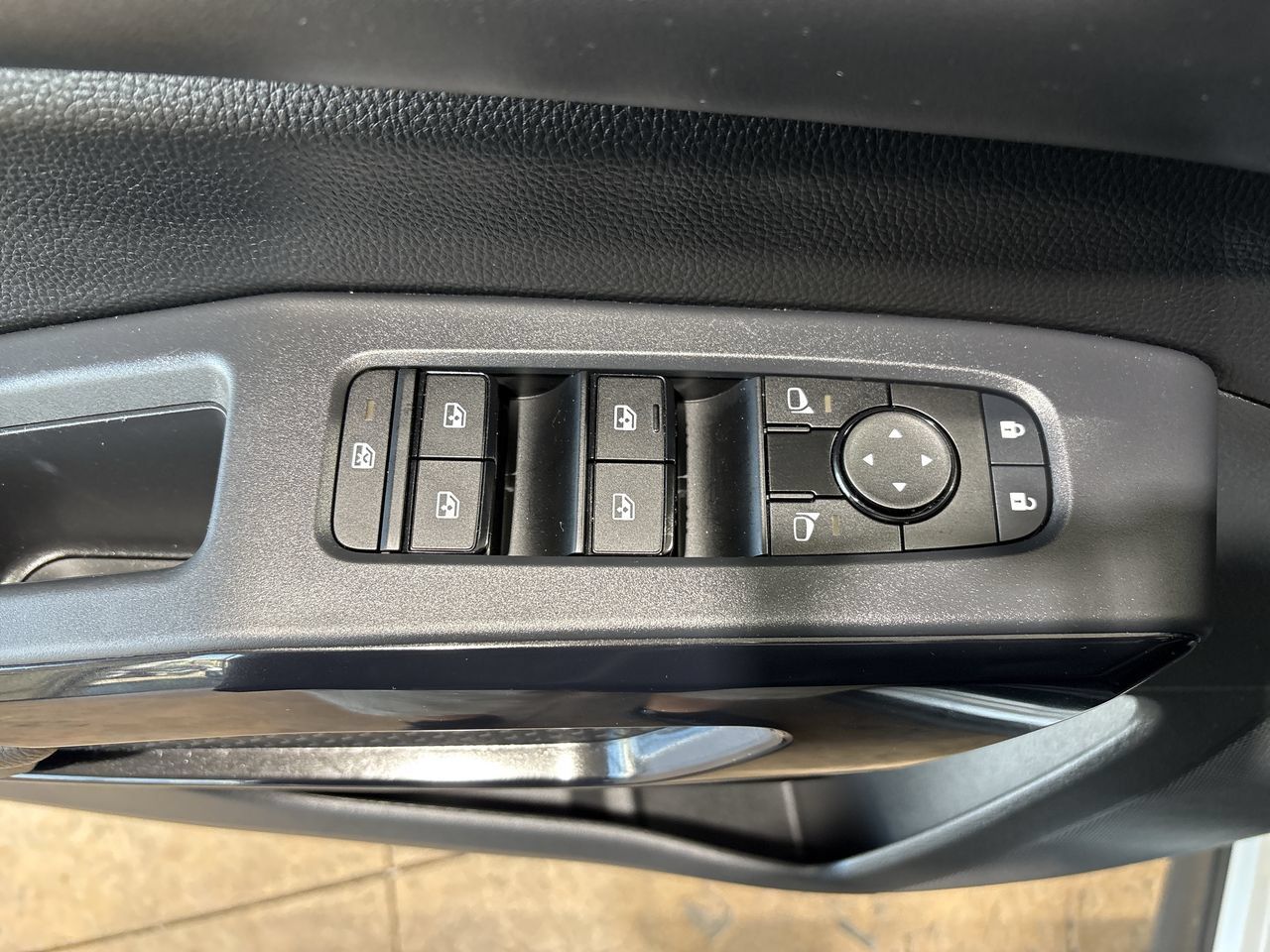 Used 2025 Nissan Pathfinder S FWD image 13