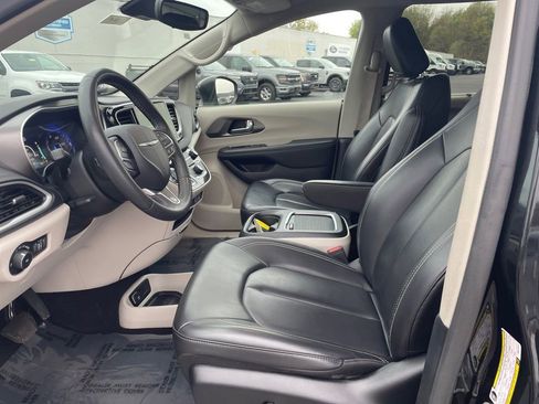 Used 2023 Chrysler Pacifica Touring-L FWD image 13