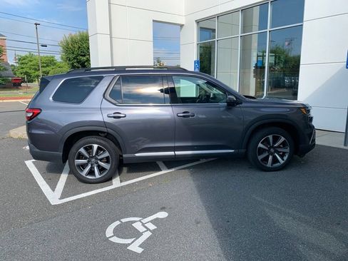 Used 2025 Honda Pilot Elite image 2