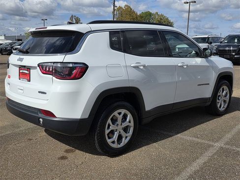Used 2024 Jeep Compass Latitude image 4