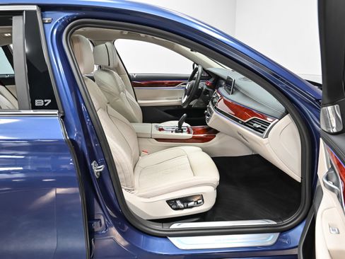 Used 2022 BMW ALPINA B7 xDrive w/ Luxury Rear Seating Package image 32