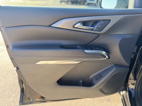 Used 2025 Chevrolet Traverse LT image 11