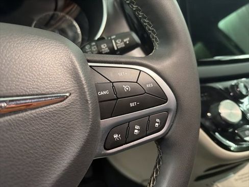 Used 2023 Chrysler Pacifica Touring-L image 20