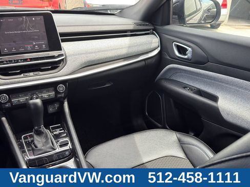 Used 2025 Jeep Compass Latitude w/ Convenience Group AWD/4WD image 24