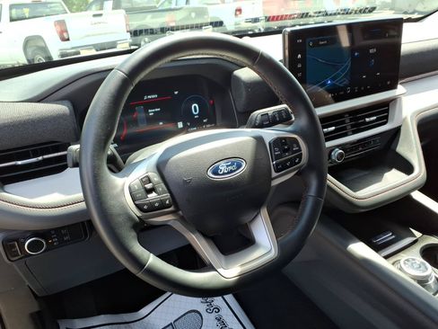 Used 2025 Ford Explorer Active AWD/4WD image 6