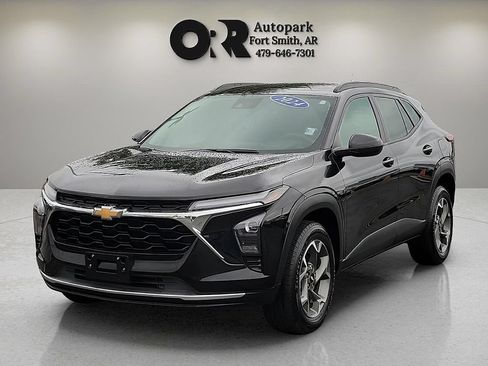 Used 2024 Chevrolet Trax LT FWD image 2