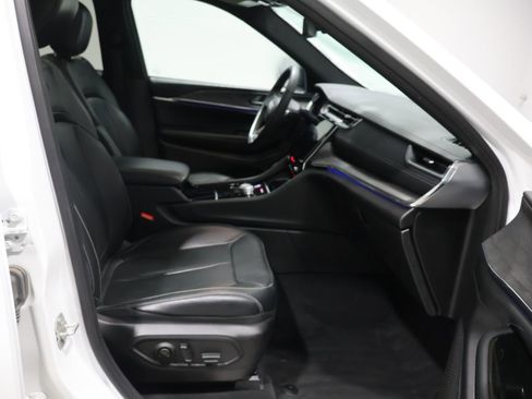 Certified 2024 Jeep Grand Cherokee Overland image 25