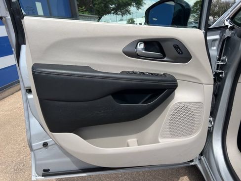 Used 2024 Chrysler Pacifica Touring-L FWD image 21