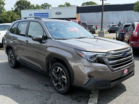 Used 2025 Subaru Forester Premium AWD/4WD image 4