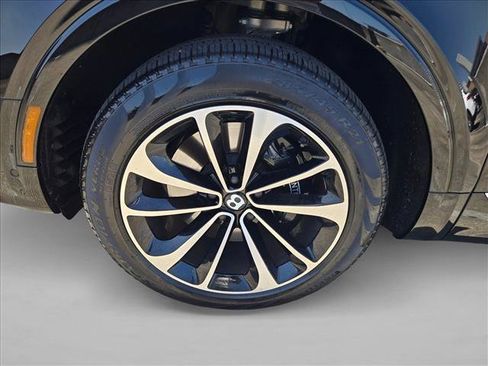 Used 2024 Bentley Bentayga AWD/4WD image 12