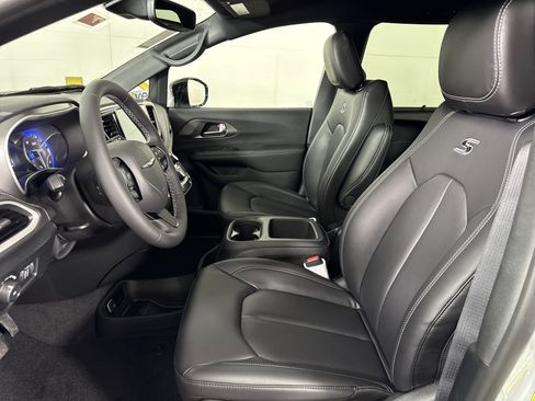New 2026 Chrysler Pacifica Select w/ S Appearance Package image 9
