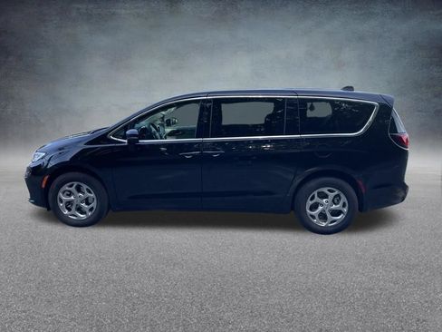Used 2024 Chrysler Pacifica Limited AWD/4WD image 5