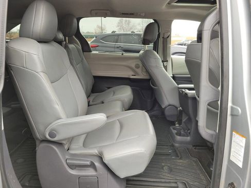 Used 2021 Toyota Sienna XLE image 15