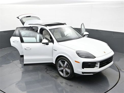 New 2025 Porsche Cayenne E-Hybrid image 28