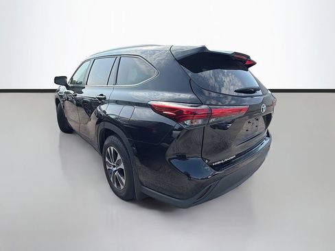 Used 2023 Toyota Highlander XLE AWD/4WD image 6